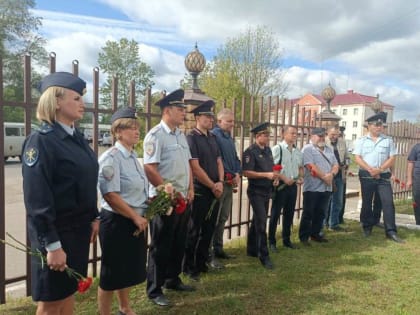 Полицейские, ветераны и общественники почтили память сотрудников, погибших при исполнении служебных обязанностей