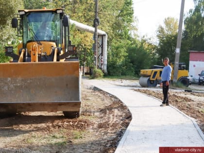 Ведутся работы по восстановлению тротуара между 42-й школой и ГБ №6 в мкр. Юрьевец