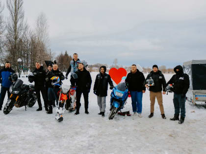 Гусевчанки сюрпризом получали тюльпаны из рук прекрасных мужчин