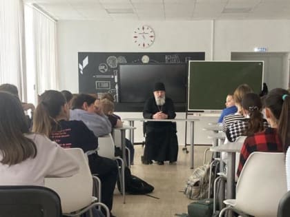 Священник Аркадий Маковецкий провел урок по Основам Православной культуры с учениками средней школы села Павловского