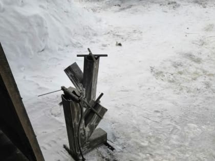 Владимирский судебный пристав изготавливает печки для бойцов СВО