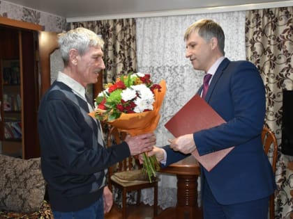 Глава города Алексей Соколов поздравил с юбилеем известного гусевского гутного мастера Евгения Васильевича Гусева