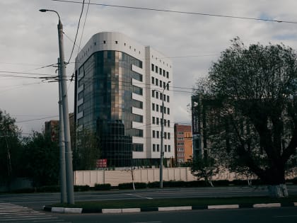 Мэра Дмитрия Наумова познакомили с домом-«утюгом»