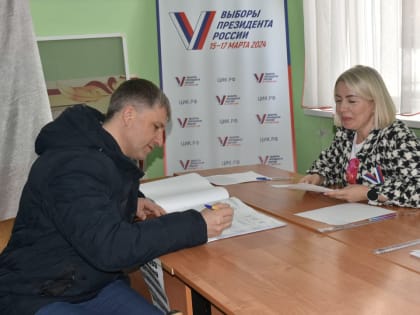 Глава Гусь-Хрустального Алексей Соколов со своей семьей проголосовали на выборах президента России