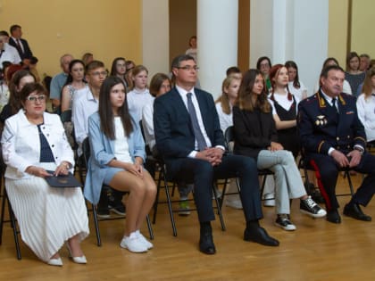 Ольга Хохлова поздравила школьников с вручением паспортов 