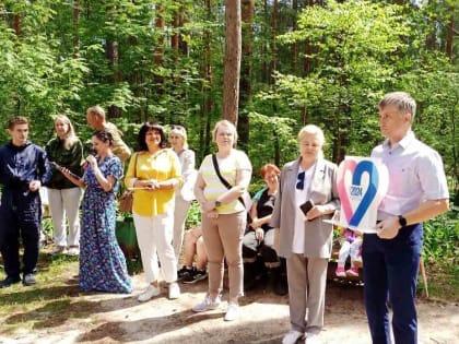 Глава города Алексей Соколов в рамках марафона «Семейные выходные» передал символ Года семьи Александровскому району
