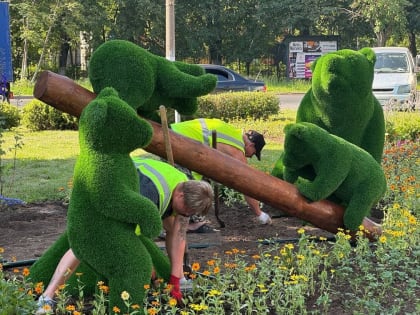 На улице Горького рядом с Лицеем расположились мишки Шишкина