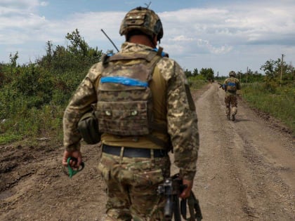 Политолог Блохин назвал заморозку вооруженного конфликта на Украине выгодной для Запада