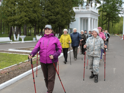 Муромские пенсионеры поддерживают свое здоровье, активно занимаясь «скандинавской» ходьбой