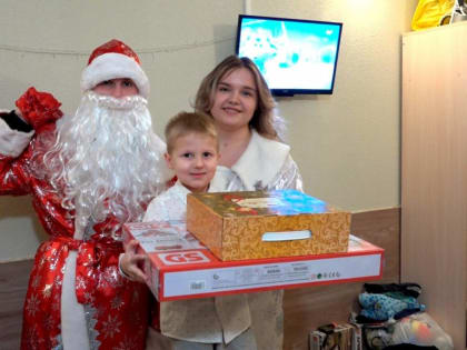 Снегурочка и Дед Мороз «Молодой Гвардии Единой России» поздравили детей из ПВР с Новым годом