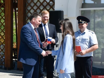 Дмитрий Наумов вручил паспорта юным владимирцам