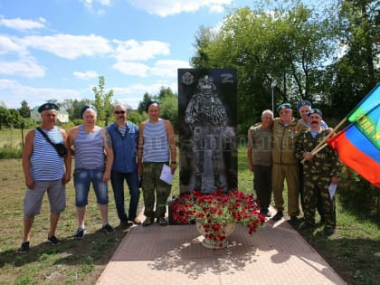 В День воздушно-десантных войск в Гусь-Хрустальном открыли памятник воинам, погибшим в военной спецоперации на Украине