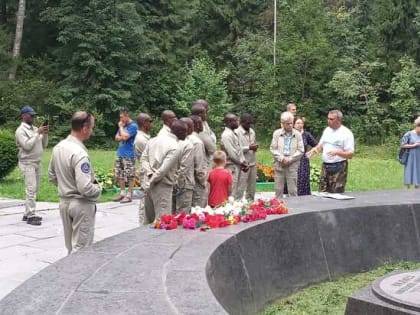 Летчики из Конго посетили мемориал Гагарина