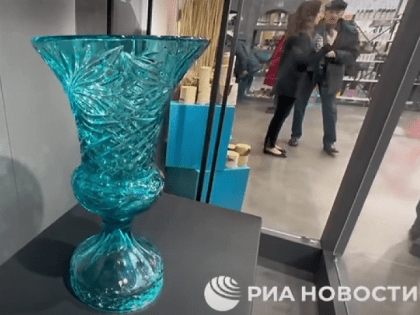 Ваза из Гусь-Хрустального стала самым дорогим товаром в "универмаге" на выставке "Россия" на ВДНХ