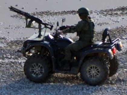 Жители Германии несут цветы к установленному в Берлине российскому танку