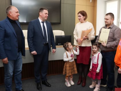 Дмитрий Наумов вручил жилищные сертификаты 18 молодым владимирским семьям