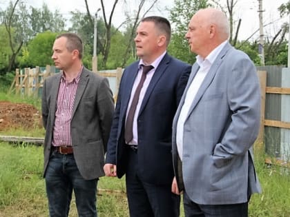 Сенатор Андрей Шохин проверил ход строительства новой школы во Владимире