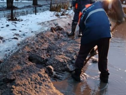 Уборка улично-дорожной сети города 27 января. Очистка ливневок для отвода воды