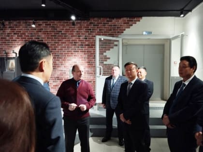 Делегация из Китайской Народной Республики посетила стеклодувную мастерскую ГСК