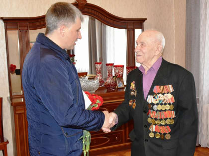 Глава города Алексей Соколов поздравил с праздником ветерана ВОВ Николая Федоровича Ушакова