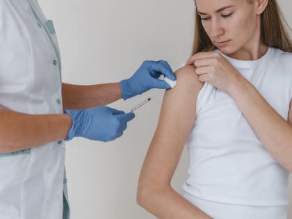 Юные и взрослые пациенты делают прививки