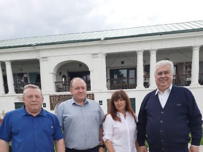 Возложение цветов на захоронении Гуганова Л.И.