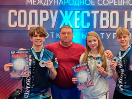 Международные соревнования по пауэрлифтингу принесли медали ковровским спортсменам