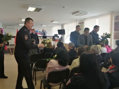 В Межмуниципальном отделе МВД России «Гусь-Хрустальный» полицейские поздравили представительниц прекрасного пола с Международным женским днём
