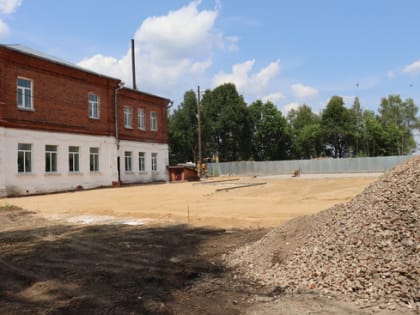 Сергей Будкин проконтролировал  ход работ по подготовке к новому учебному году Зареченской школы