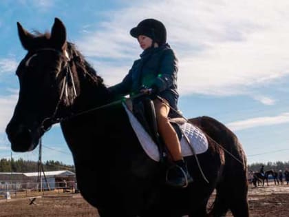 В конноспортивной школе прошли соревнования, посвящённые Международному женскому дню