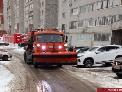 Улицы и дороги Владимира продолжают убирать от снега и наледи