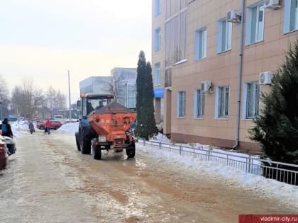 Последствия ледяного дождя: обработка улиц пескосоляной смесью эстетики не добавляет, но жители не должны выходить в город, как на каток