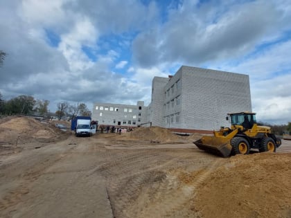 С подрядчиком, который дважды не уложился в сроки строительства школы, расторгают контракт