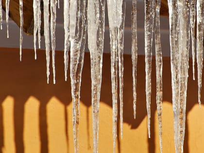 Завхоз муромской школы должен заплатить более полумиллиона рублей за гибель женщины от сосульки, упавшей с крыши