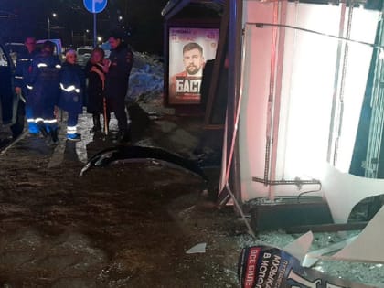 Во Владимире водитель элитной иномарки протаранил остановку с детьми