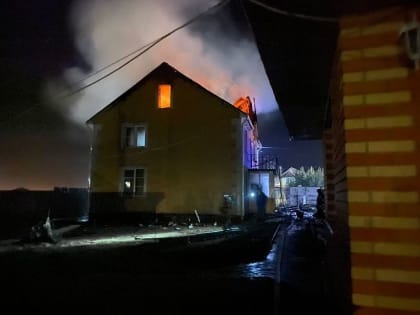 В Александровском районе крышу горящего частного дома тушили 14 человек