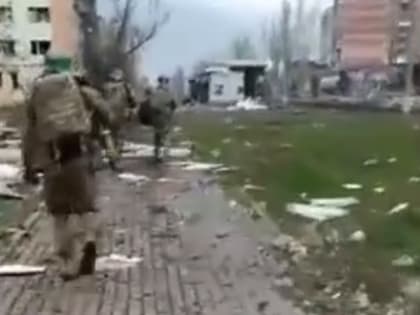 «РВ» показала бои в Бахмуте глазами боевиков ВСУ, скрывающихся в квартирах домов