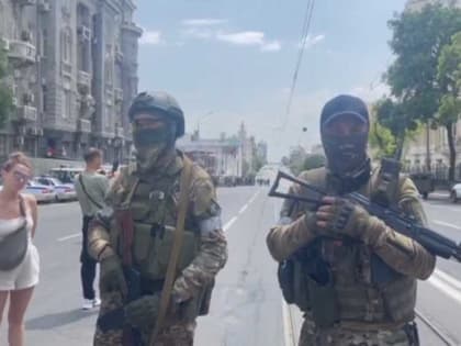 Опубликованы видеокадры с бойцами ЧВК «Вагнер» у здания ЮВО в Ростове-на-Дону