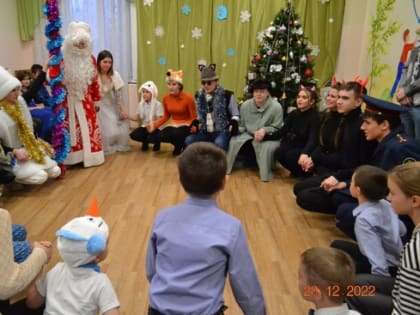 Волонтеры отряда "Рожденные помогать" поздравили детей с Новым Годом