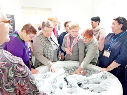 Получатели социальных услуг посетили инклюзивную выставку современного искусства «Искусство быть: запредельно близко»