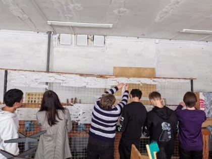 В Киржачском районе школьники с педагогами после уроков плетут маскировочные сети для участников СВО