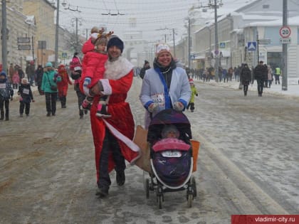 500 жителей Владимира пробежали в забеге Дедов Морозов