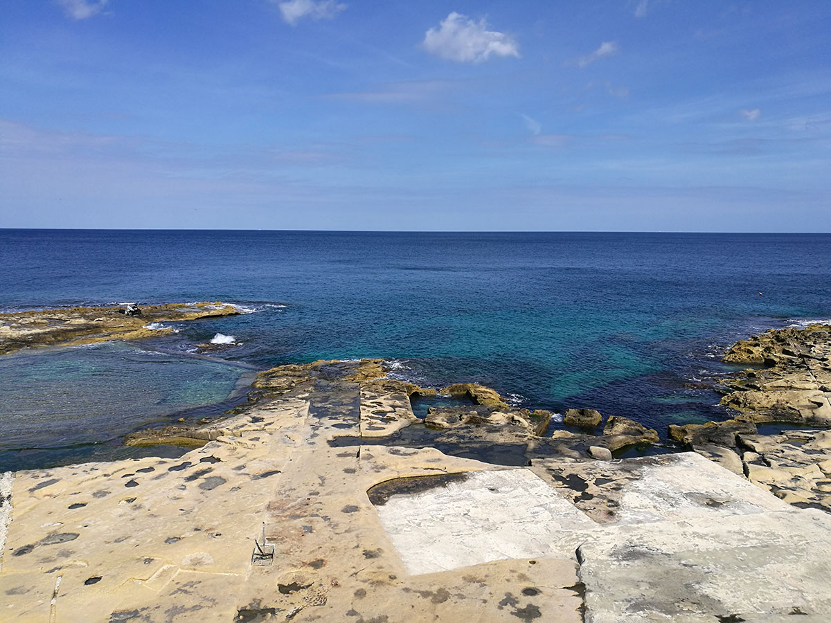 Fond Għadir Beach, Sliema Fond Għadir Beach, Sliema spiaggia a Malta di roccia