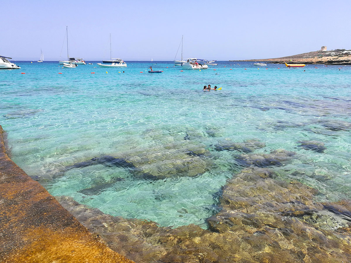 Little Armier Bay, spiaggia di Malta Il mare di Little Armier Bay, spiaggia di Malta