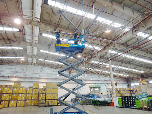 CÓ NÊN LẮP ĐẶT QUẠT TRẦN NHÀ XƯỞNG ? 1 quạt trần công nghiệp nhà xưởng