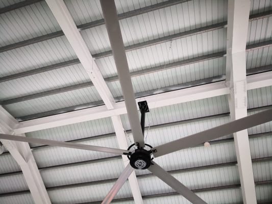 VÌ SAO NÊN SỬ DỤNG QUẠT TRẦN CÔNG NGHIỆP HVLS TRONG CÁC TRANG TRẠI 3 quạt trần công nghiệp