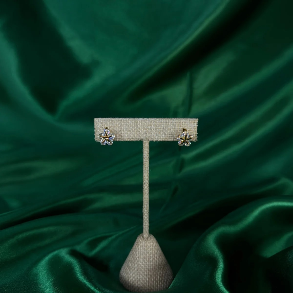 Arracadas con Flor de Chapa de Oro 18k — vista 3