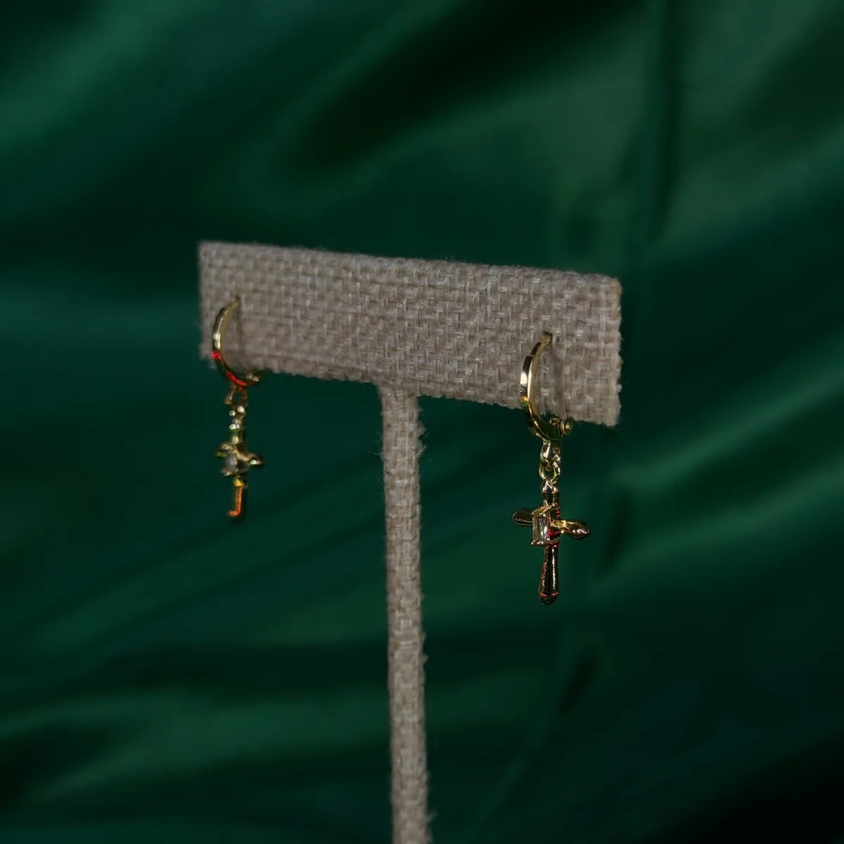Aretes Largos con Cruz de Chapa de Oro 18k — vista 3