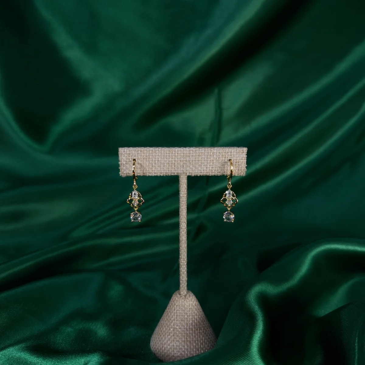 Aretes Largos con Diseño Geométrico en Chapa de Oro 18k — vista 3