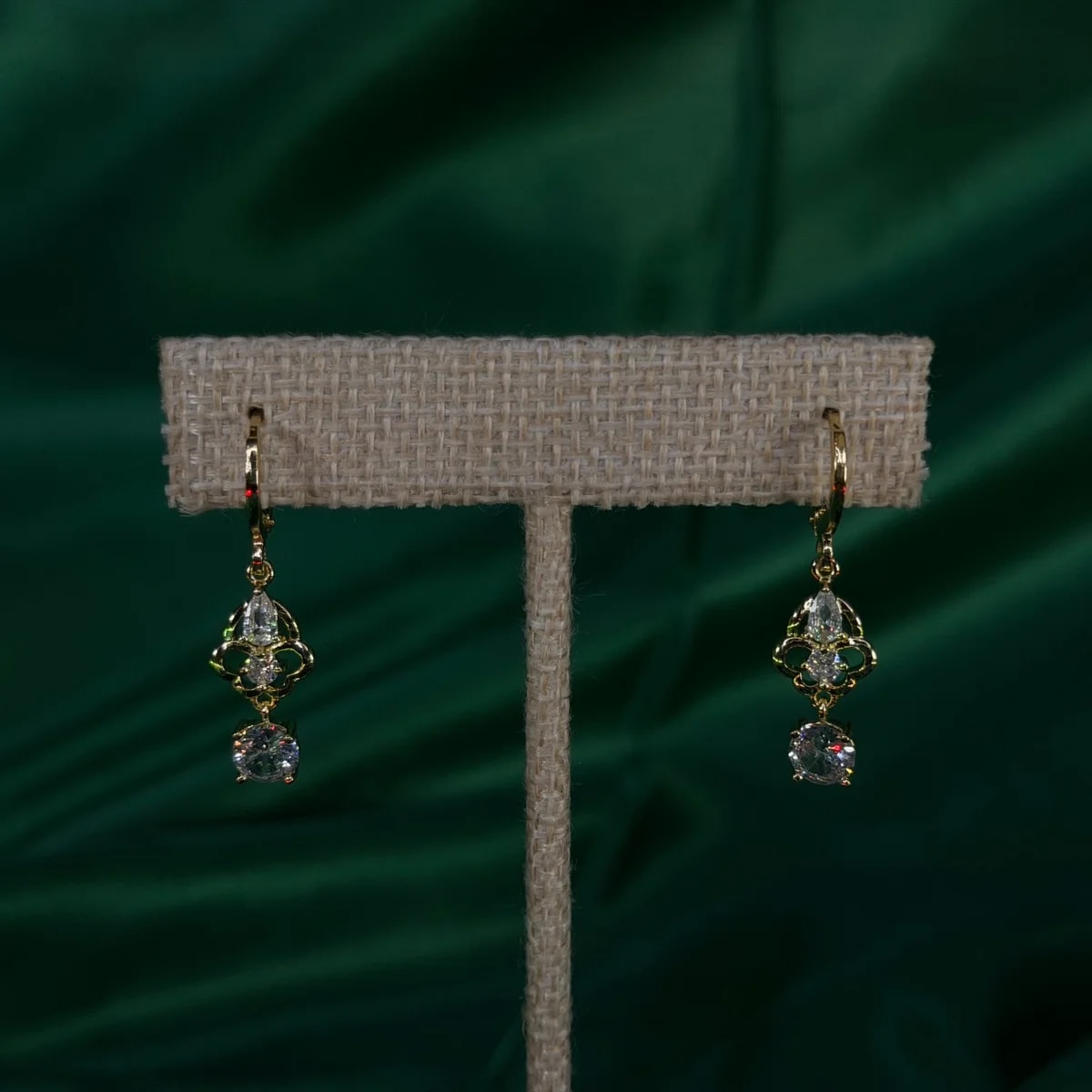 Aretes Largos con Diseño Geométrico en Chapa de Oro 18k — vista 2